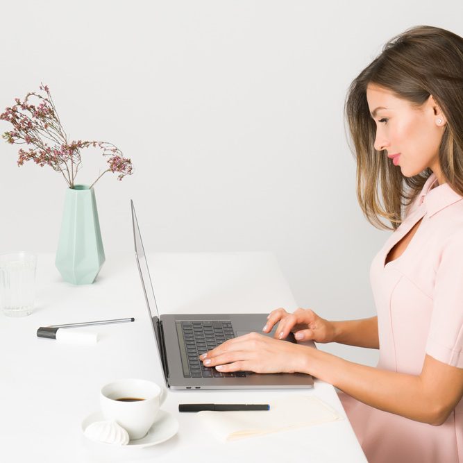 7steps lady working at laptop