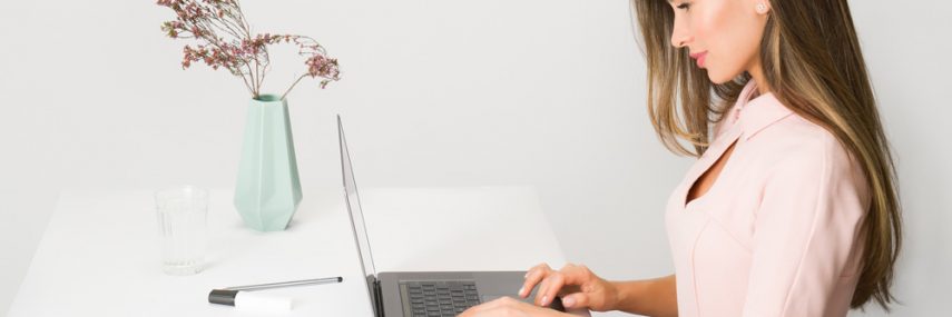7steps lady working at laptop